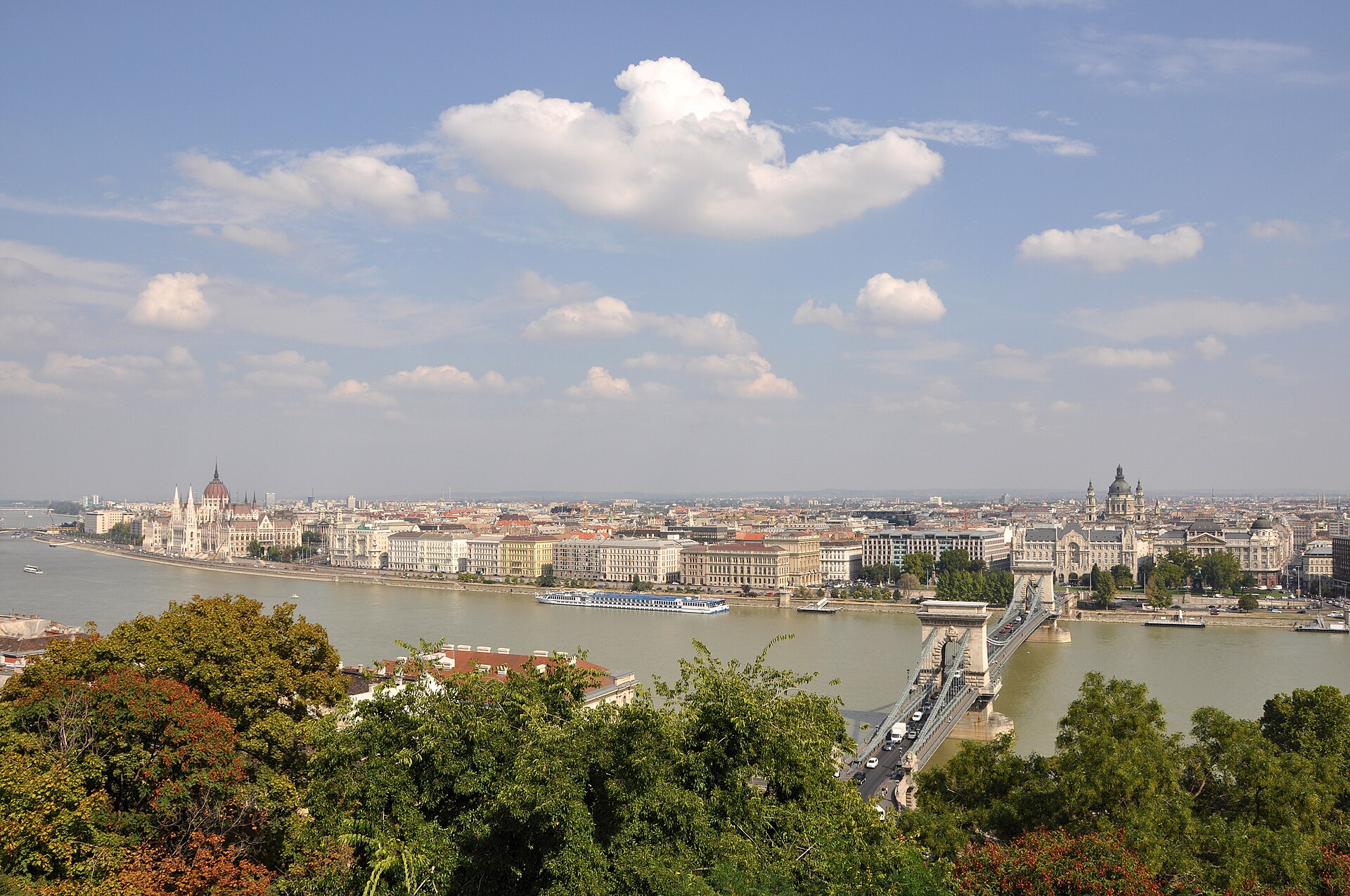 Panorama över Budapest och Donau