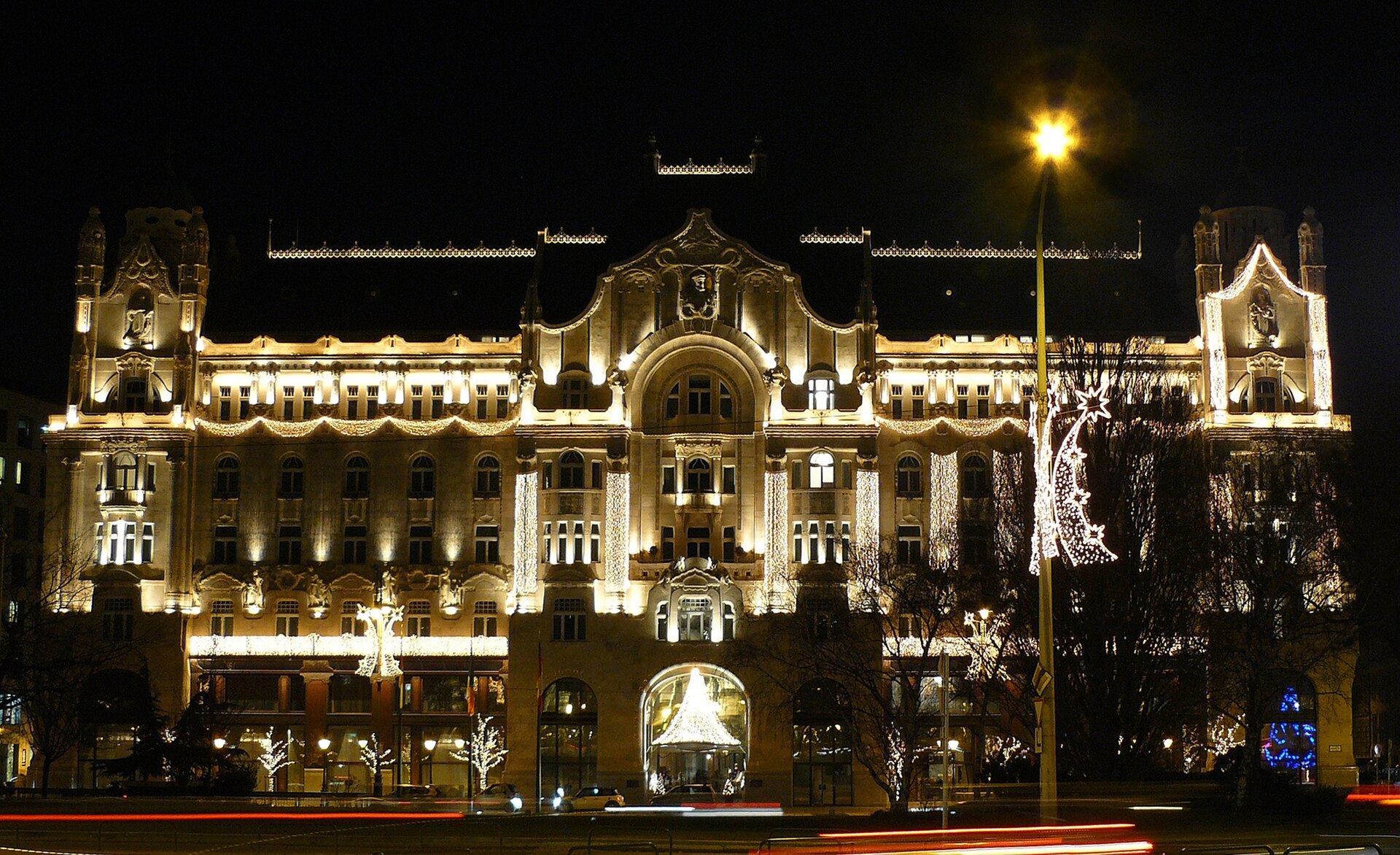 Gresham Palace vid Kedjebron i Budapest